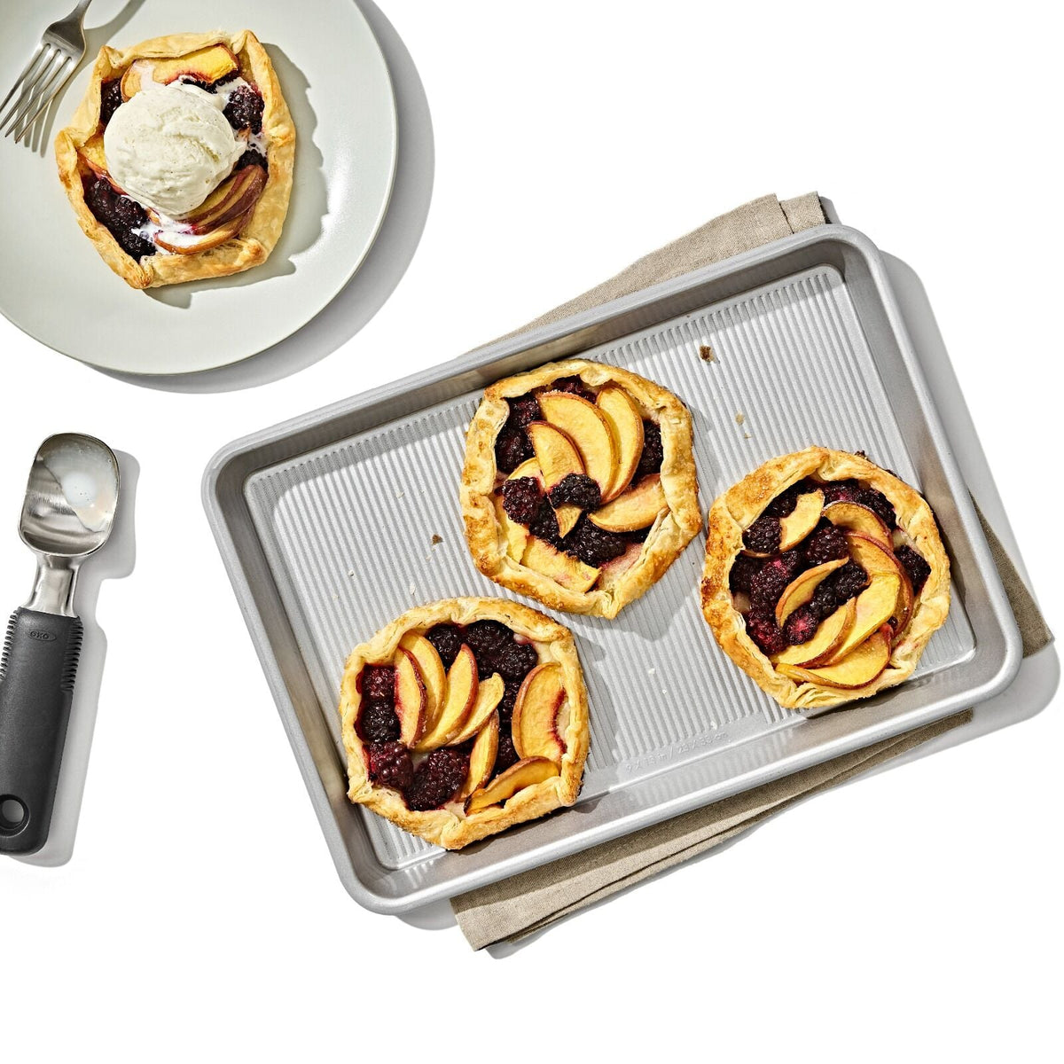 non-stick-pro-clear-coated-quarter-sheet-pan-y5 gg_11434900_quarter-sheet-pan_pdp_03.jpeg