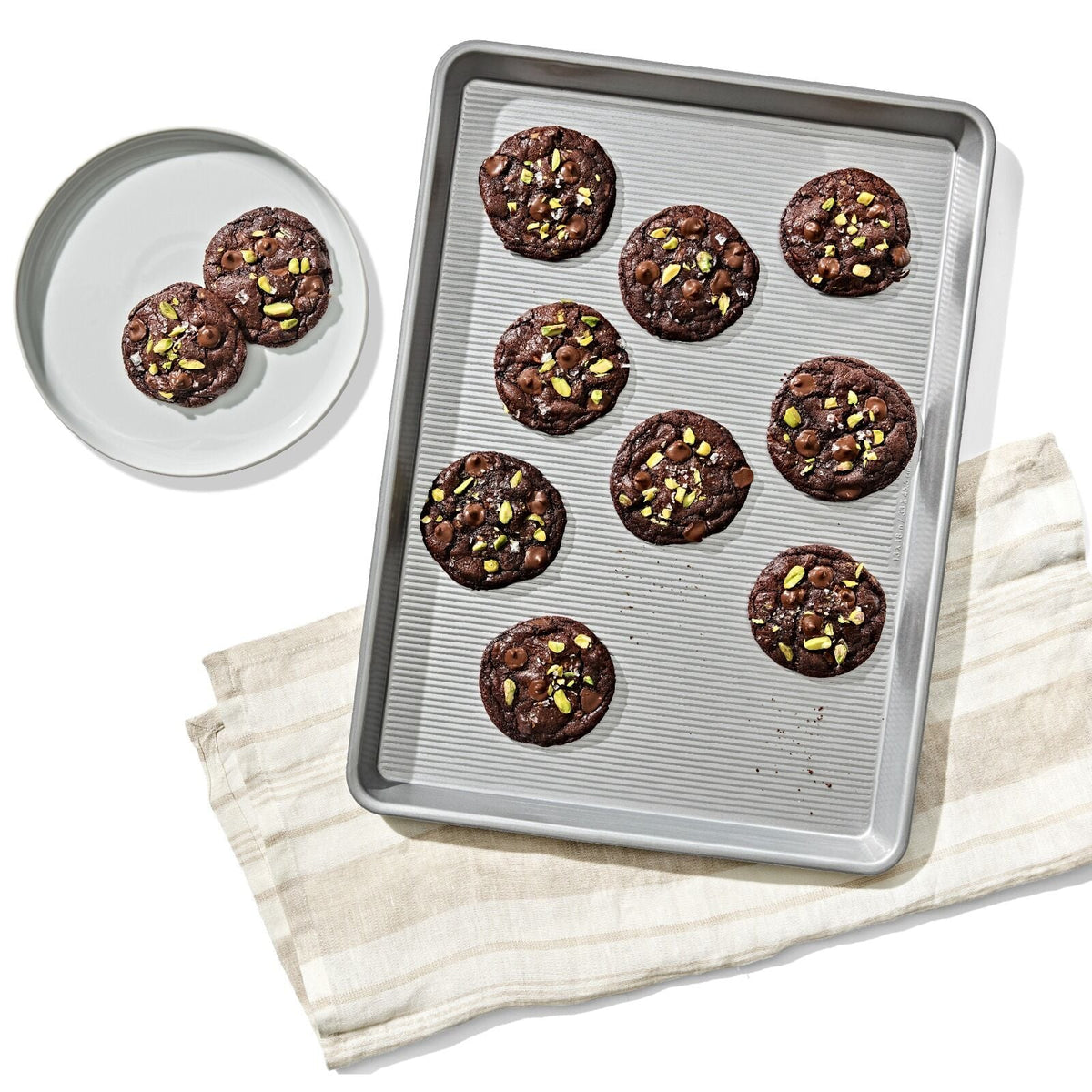 non-stick-pro-clear-coated-half-sheet-pan-l3 gg_11435300_half-sheet-pan_pdp_01.jpeg