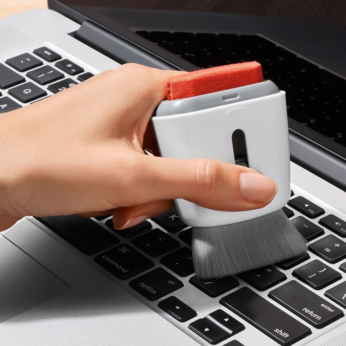 sweep-and-swipe-laptop-cleaner-o1 gg_12246100_9c.jpg