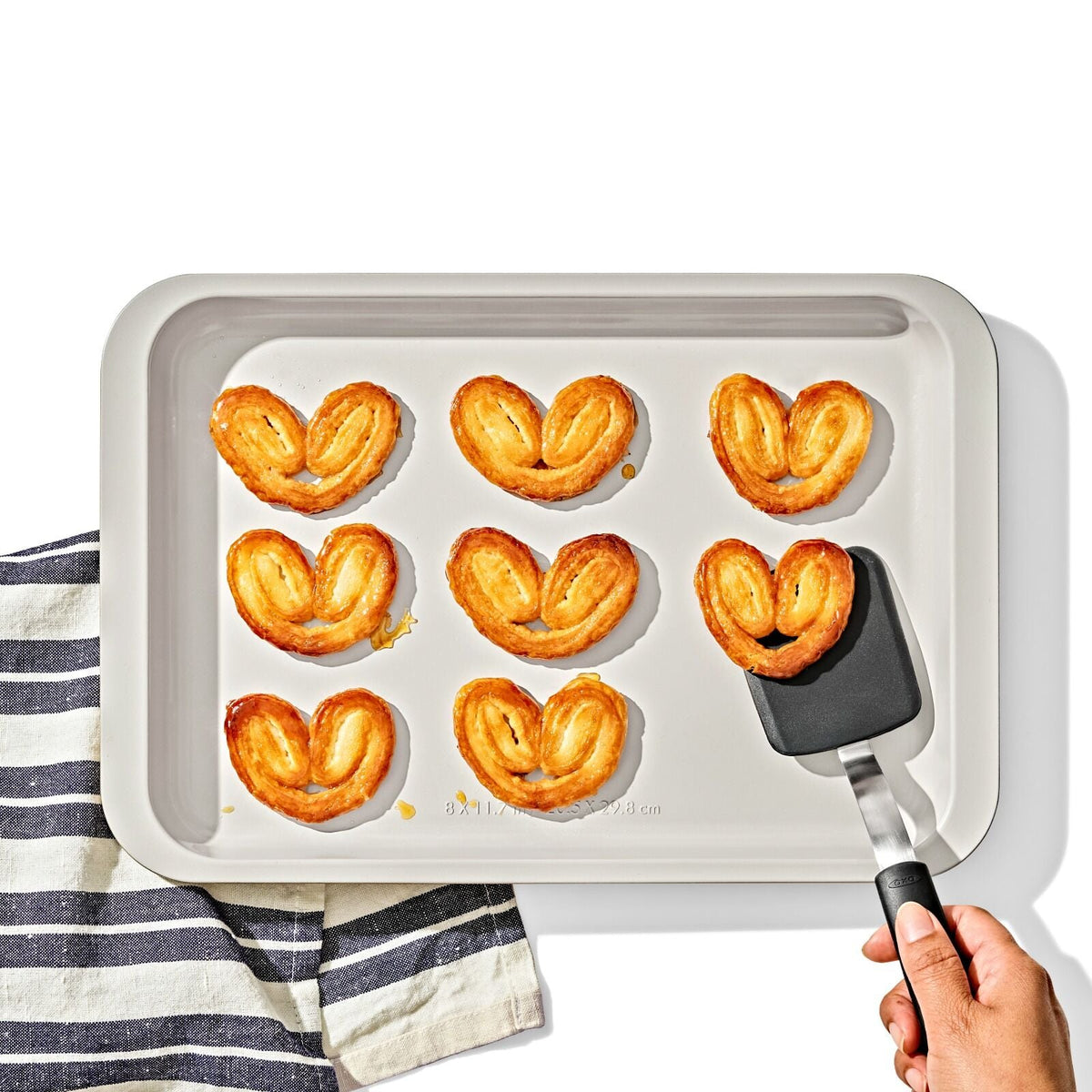 non-stick-pro-ceramic-coated-metal-bakeware-quarter-sheet-pan-y2 oxo_quarter-sheet-pan_pdp_03_1.jpg